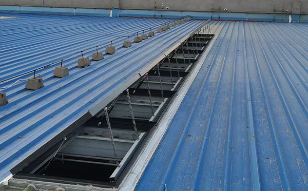 某城市大型商业综合体中庭定边排烟窗工程